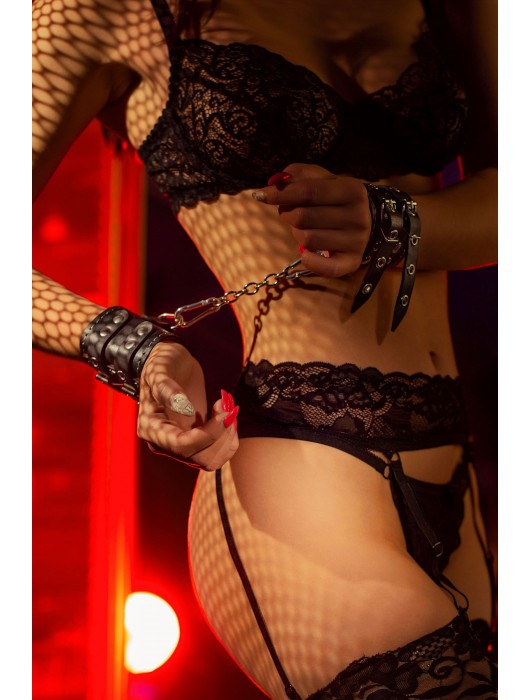 Черные кожаные наручники с двумя ремнями и красной подкладкой - Pecado - купить с доставкой в Саранске